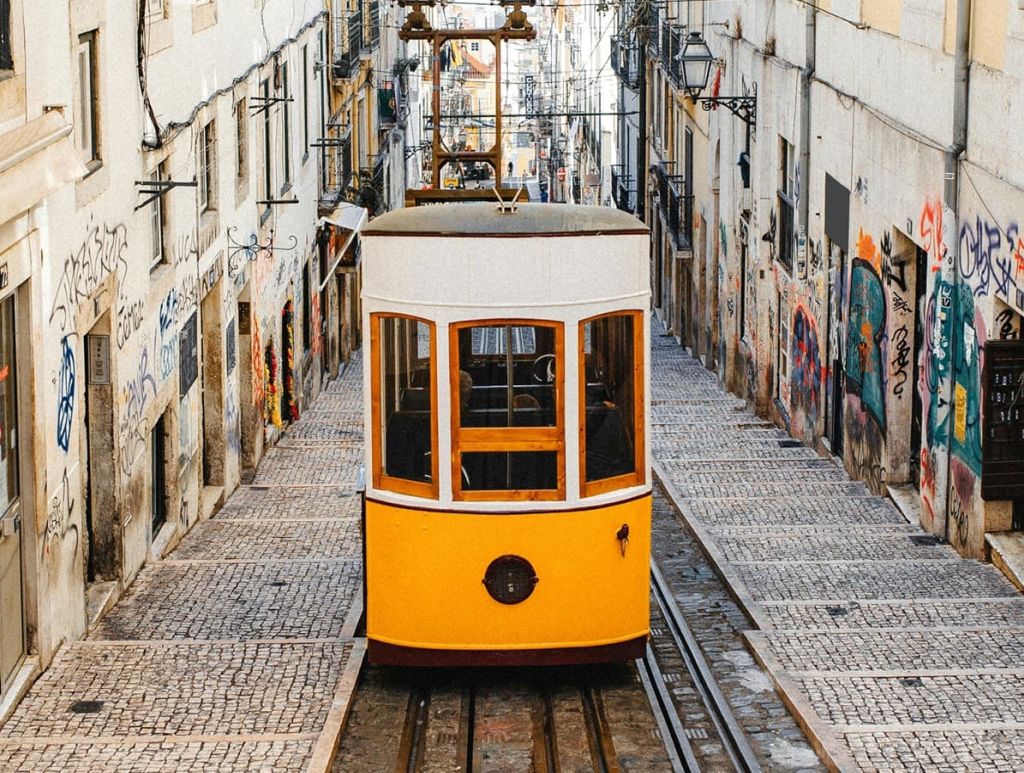 Deraglia la funicolare “Gloria” di Lisbona, almeno 15 morti