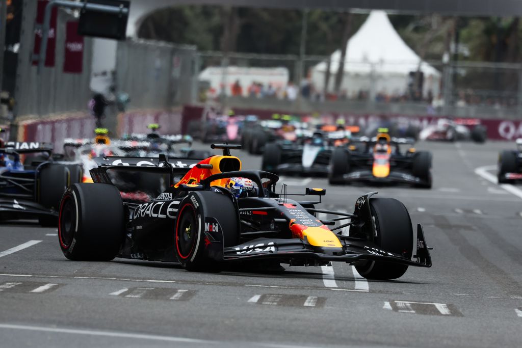 Verstappen trionfa in Azerbaijan, out il leader Piastri