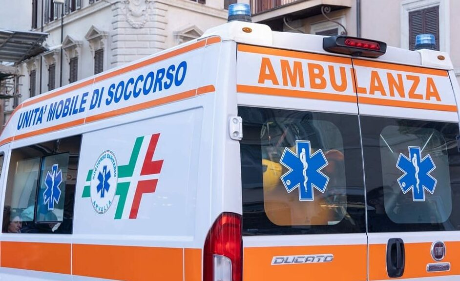 Un’auto contro un bus nel Siracusano, morta una donna