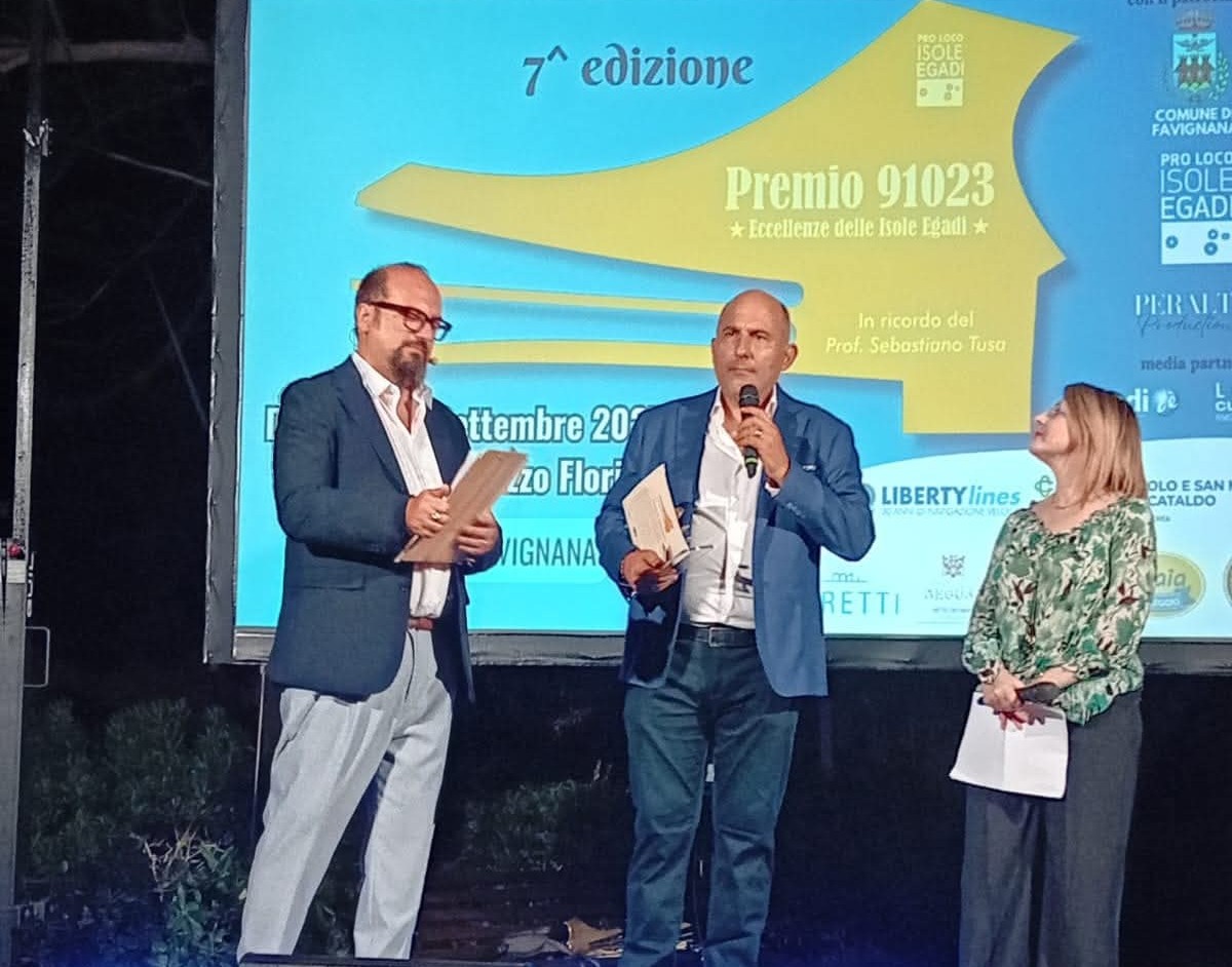 𝗙𝗮𝘃𝗶𝗴𝗻𝗮𝗻𝗮 𝗰𝗲𝗹𝗲𝗯𝗿𝗮 𝗹𝗲 𝘀𝘂𝗲 𝗲𝗰𝗰𝗲𝗹𝗹𝗲𝗻𝘇𝗲: 𝗰𝗼𝗻𝘀𝗲𝗴𝗻𝗮𝘁𝗶 𝗶 𝗣𝗿𝗲𝗺𝗶 𝟵𝟭𝟬𝟮𝟯