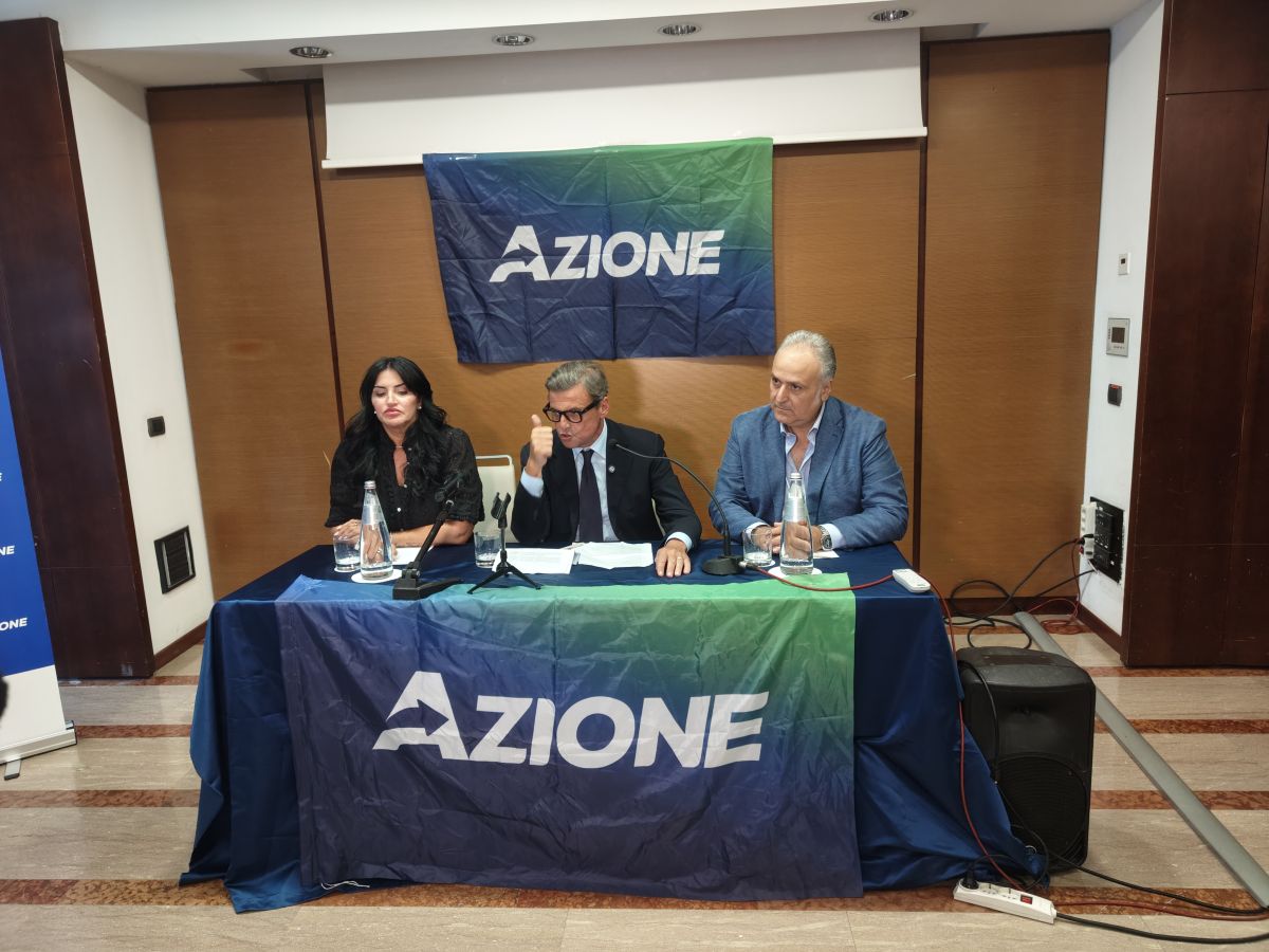 Calenda “In Sicilia un sistema che si autoalimenta e non si occupa dei cittadini”