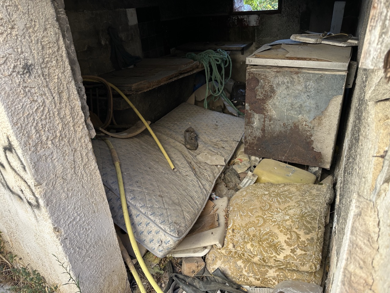 A Mazara topi, rifiuti e amianto a Santa Maria di Gesù: la denuncia dei residenti