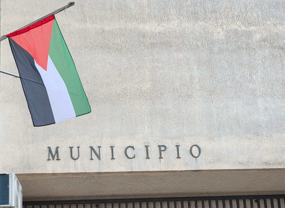 Al Comune di Petrosino sventola la bandiera palestinese: “Respiro di umanità”