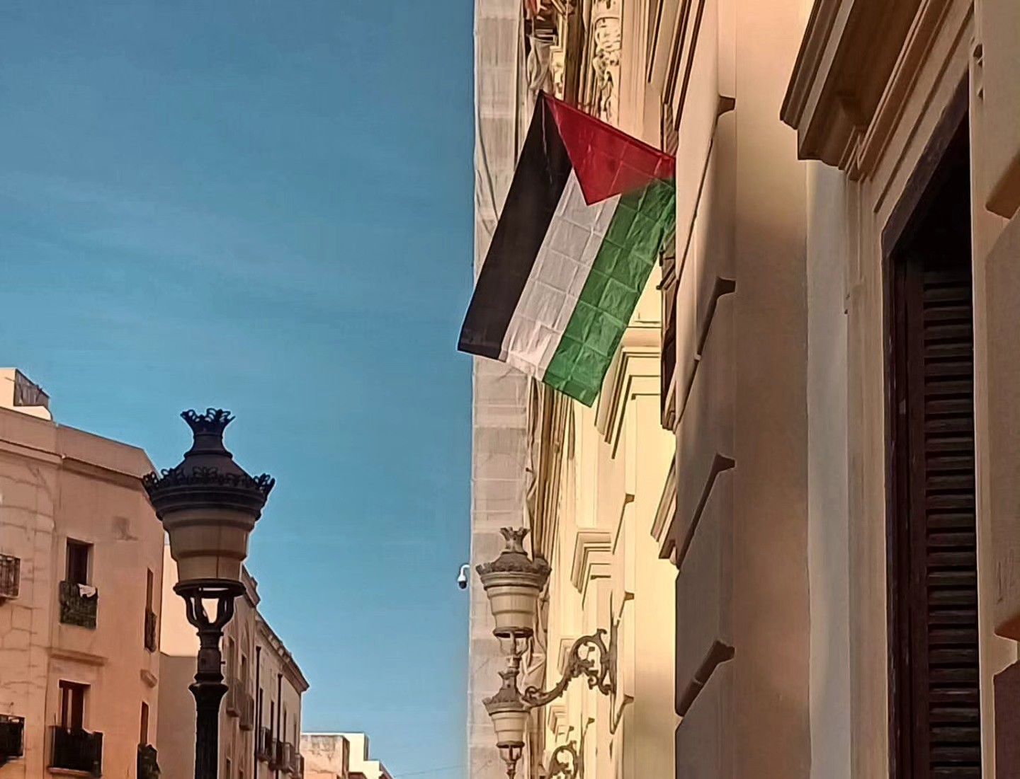 La bandiera palestinese sventola a Palazzo d’Alì: un segno dal cuore del Mediterraneo