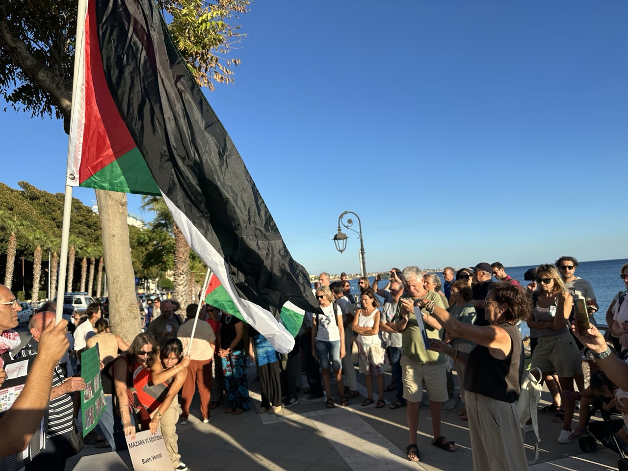 Barchette di carta verso Gaza: Mazara abbraccia la Flotilla sul Lungomare