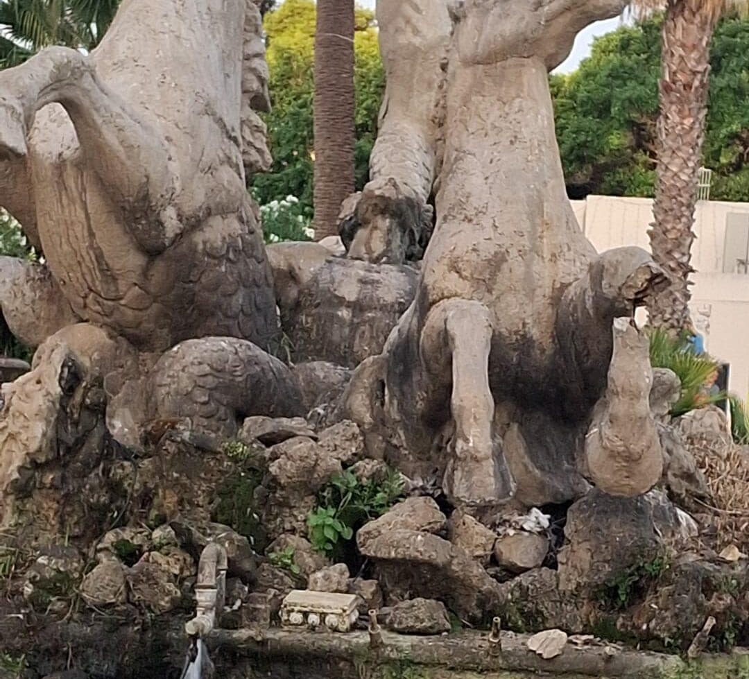 A Trapani vandali rompono una zampa della Fontana del Tritone
