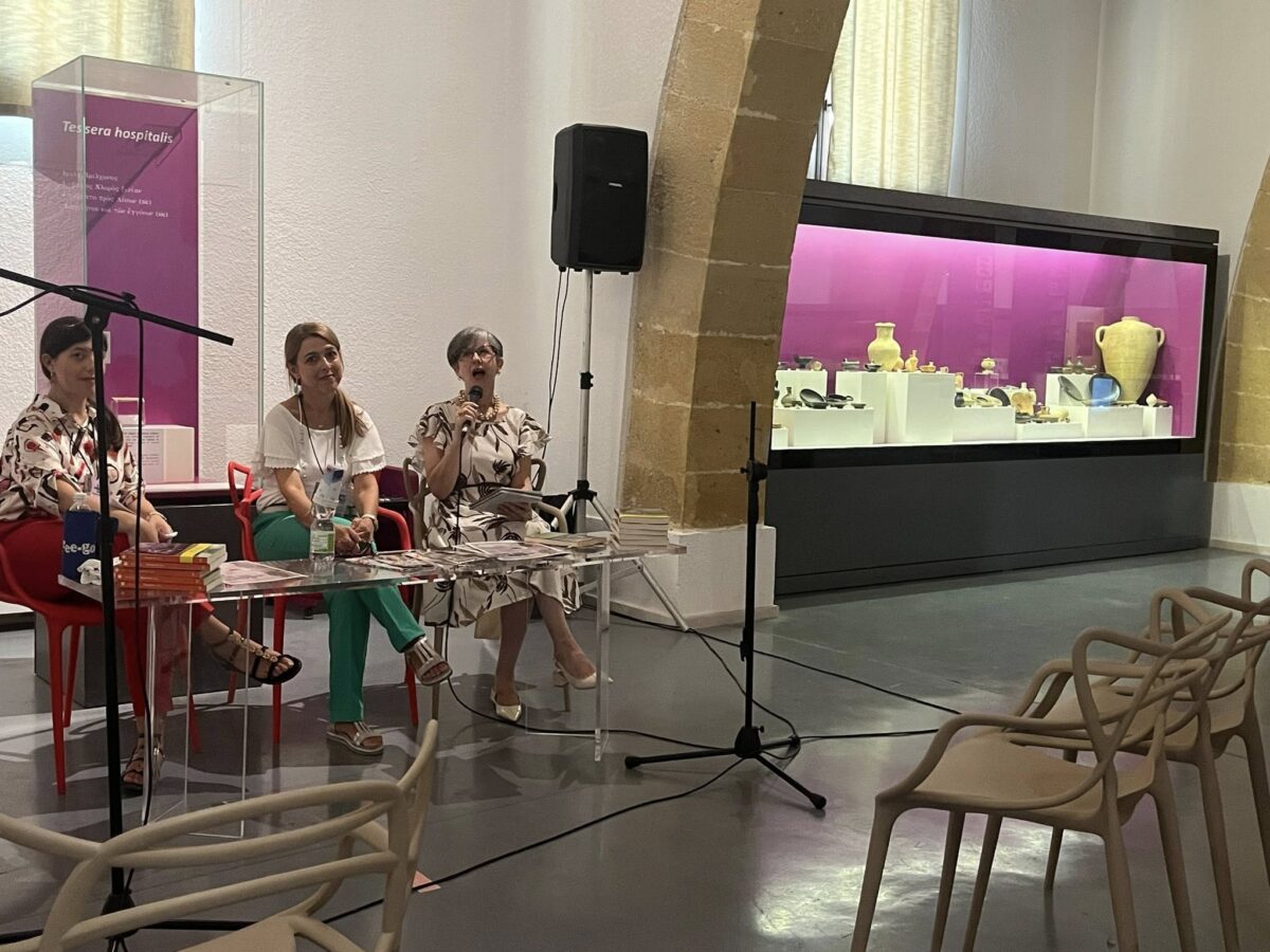 “Il mare colore dei libri” e i mandorli in fiore nel romanzo di Silvia Maira. VIDEO