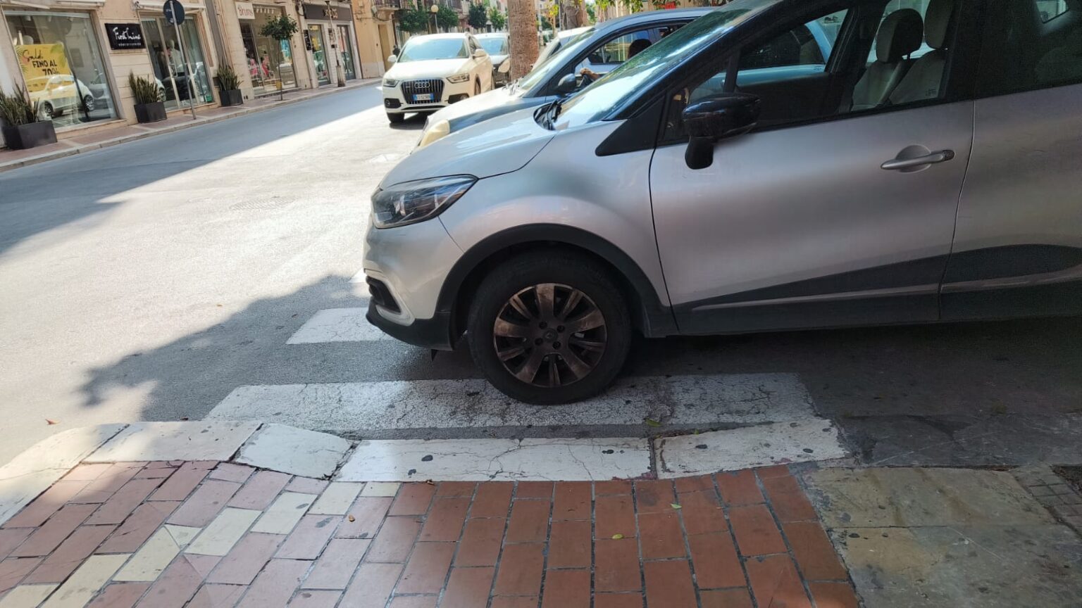 Marsala non è a misura d’uomo: pedoni denunciano “marciapiedi impraticabili”