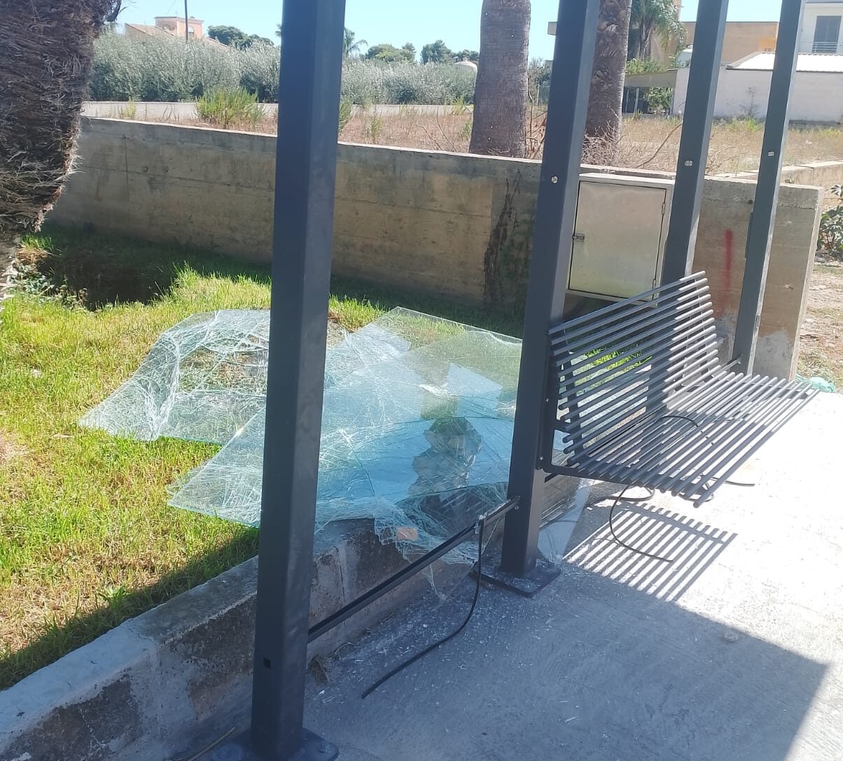 Marsala: una pensilina nuova di zecca… e già distrutta