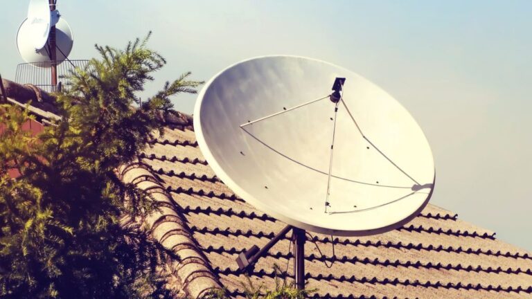 Tv, crescono le famiglie italiane che scelgono il satellite