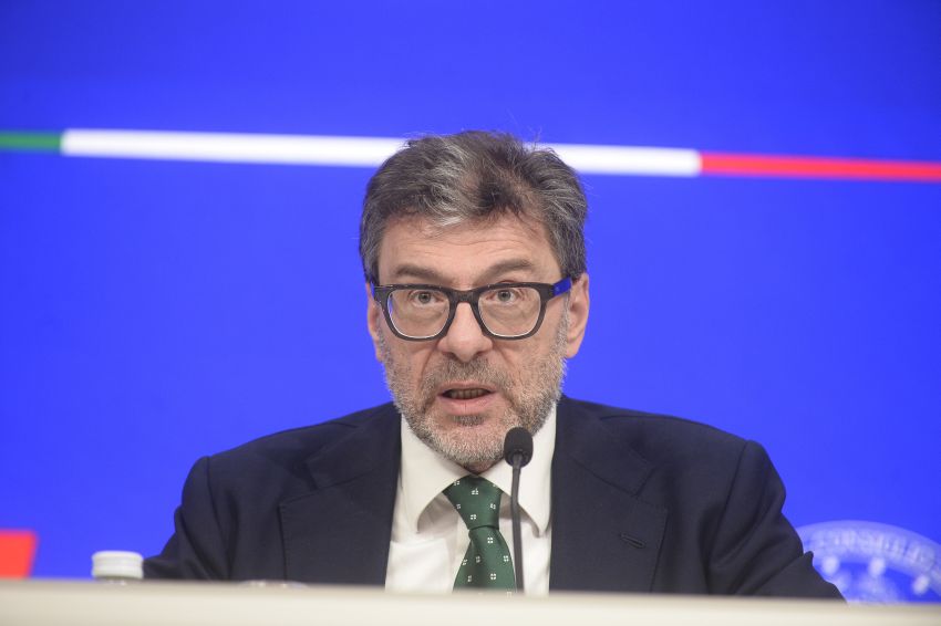 Giorgetti “Sostegno a famiglie e imprese con sostenibilità dei conti”