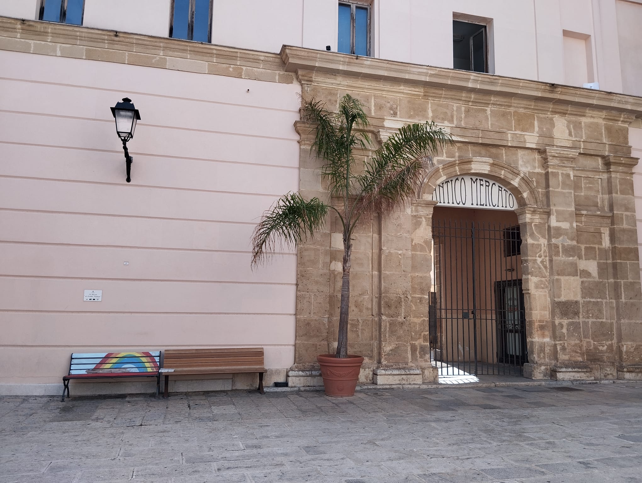 Marsala: bruciato il chiosco di una pescheria all’Antico Mercato