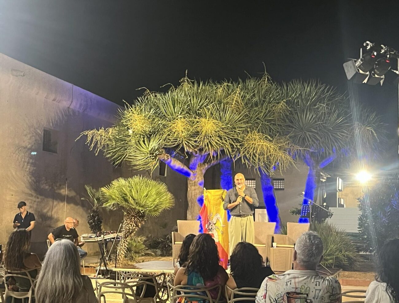 A “Il mare colore dei libri” le ‘vuci luntani’ di Dario Cascio/The Sicilian Wanderer. VIDEO