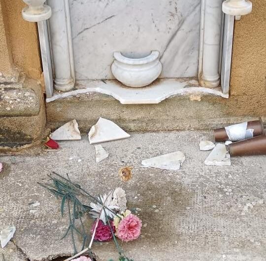 Vandali al cimitero di Mazara, dolore e indignazione: “Non possiamo abituarci alla barbarie”