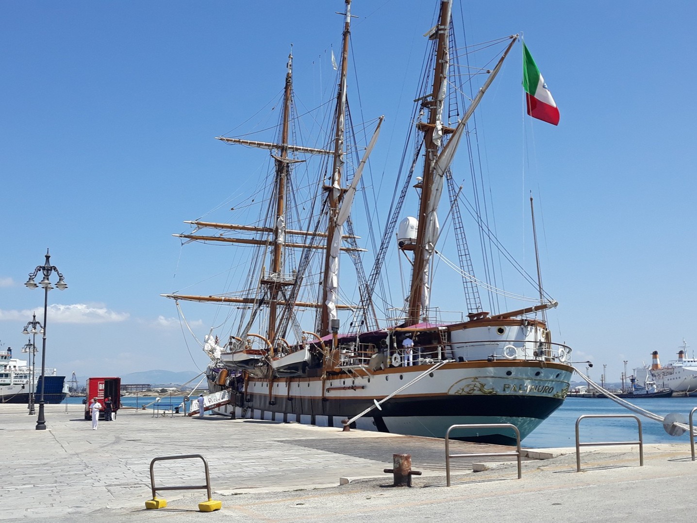 Un velista della Lega Navale di Trapani a bordo della nave-scuola Palinuro 