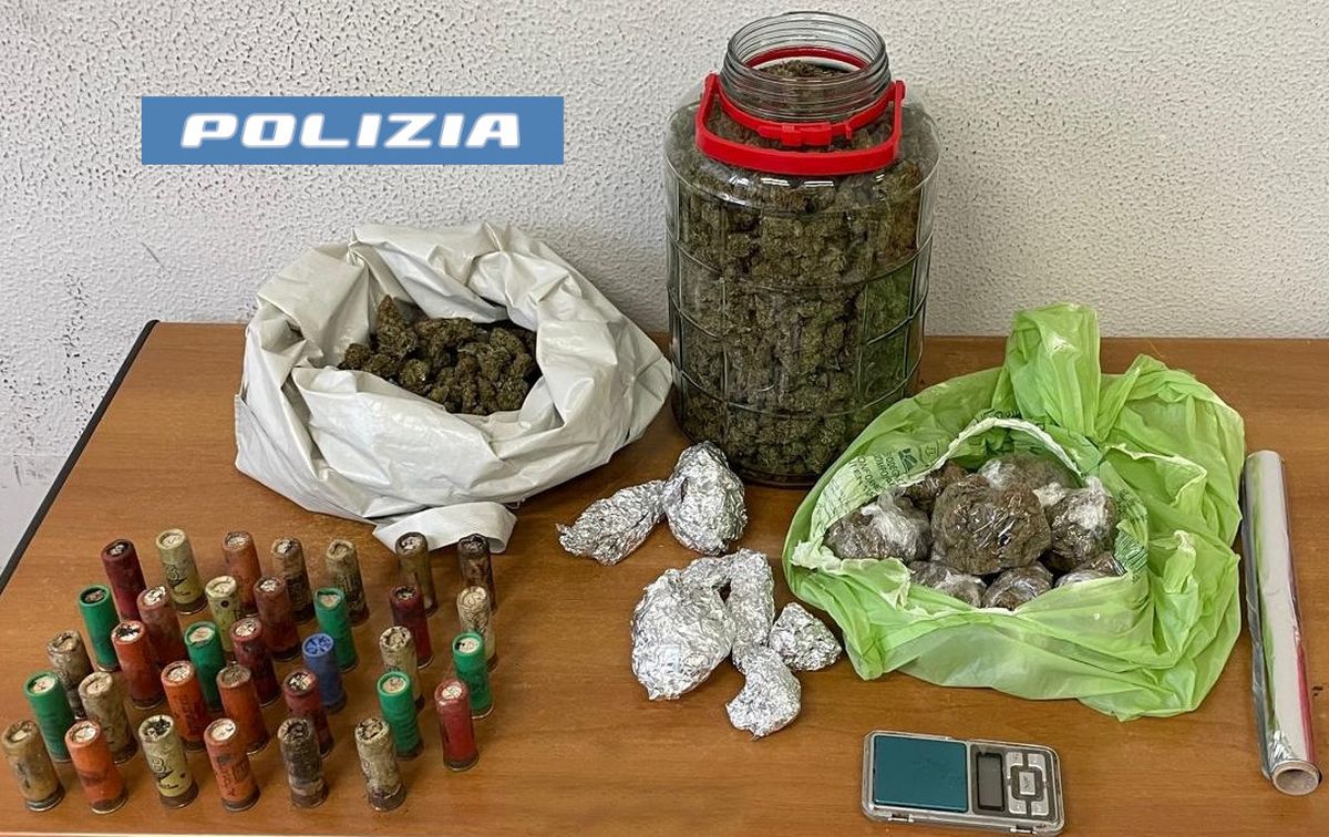 Sequestro di droga e munizioni a Catania, erano nascoste sul tetto di uno stabile del quartiere Villaggio Zia Lisa