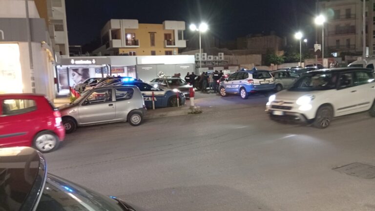 Maxi rissa a Marsala di fronte a un supermercato