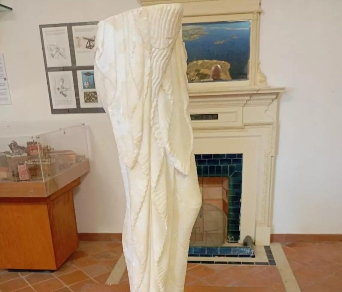 La Giovinetta collocata al Museo di Mozia tra le vestigia del Mediterraneo