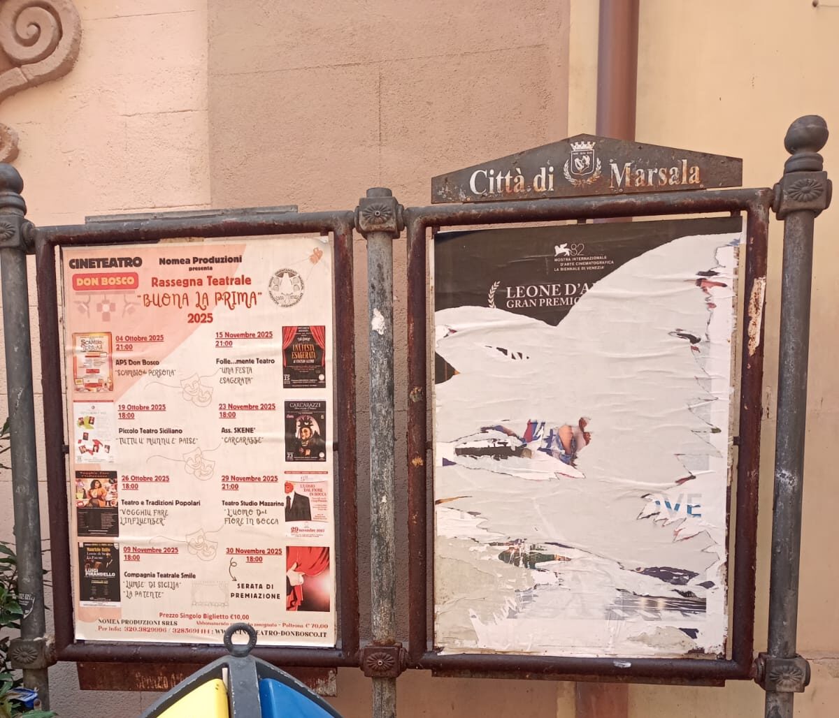 Marsala: strappata la locandina del film su Gaza (ma non quella accanto)