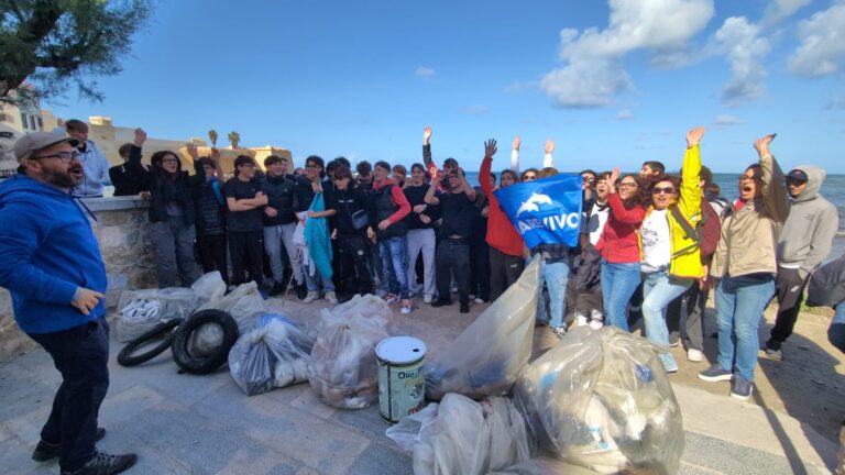 Studenti trapanesi raccolgono rifiuti dalla costa con Marevivo