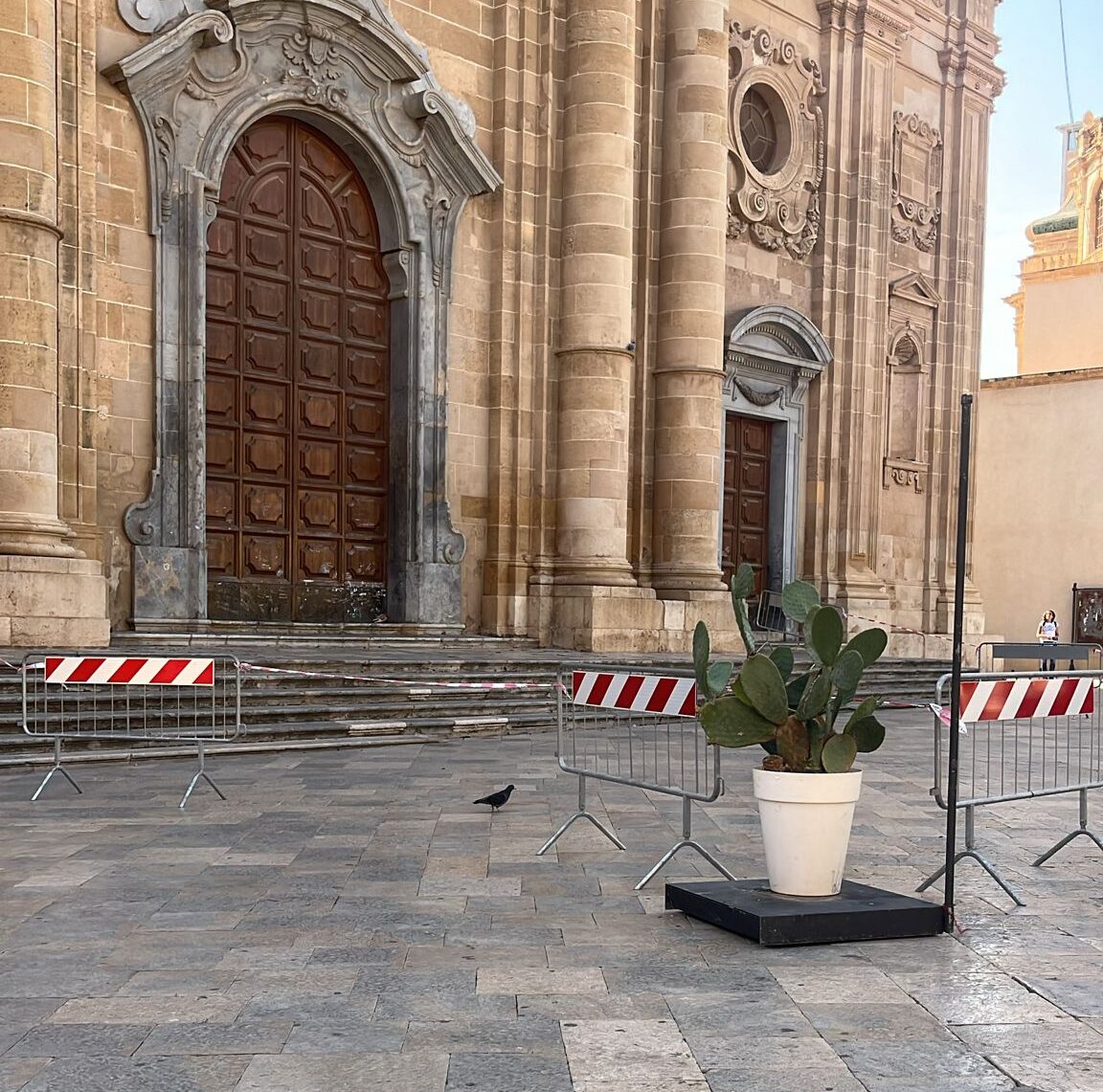 Marsala: Piazza Loggia transennata per caduta di calcinacci dalla Matrice