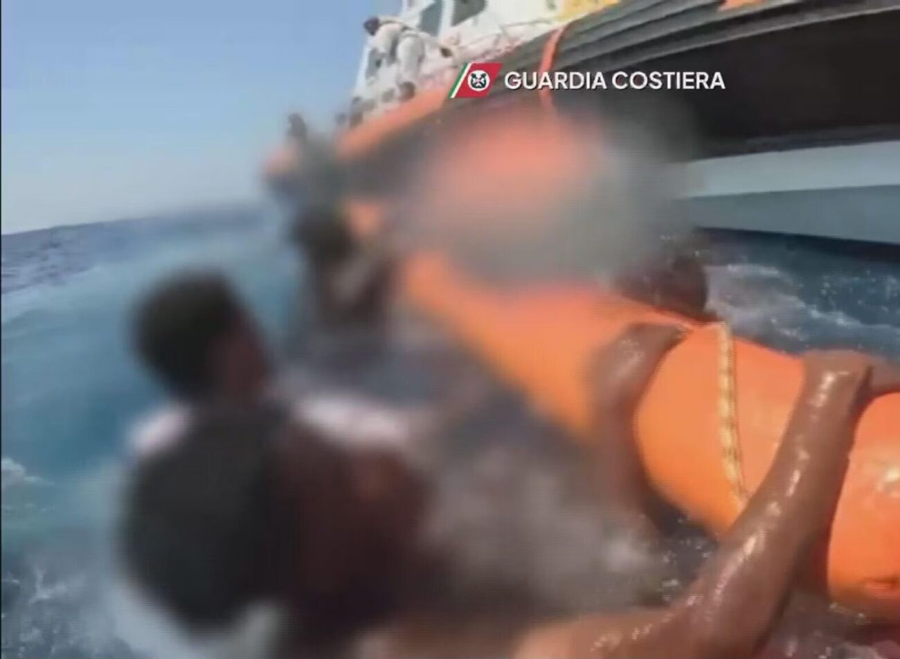 Strage al largo della Tunisia: 40 migranti annegati, tra loro anche neonati