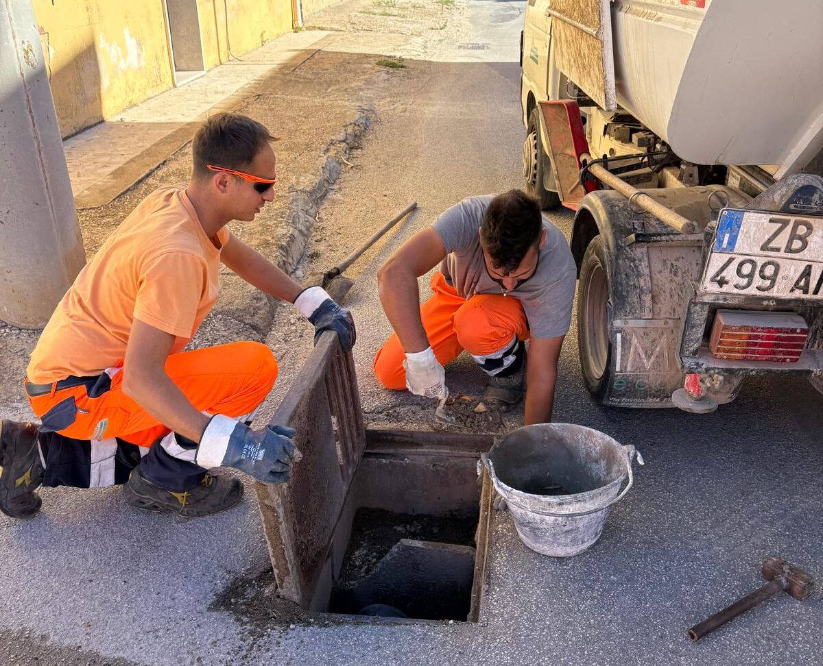 A Petrosino si ripuliscono tombini e caditoie per fare fronte alle prime piogge