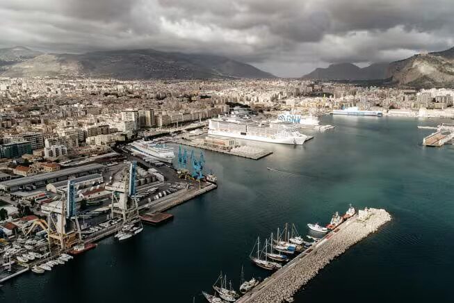 Funerali Taormina, triplice fischio delle navi al porto di Palermo