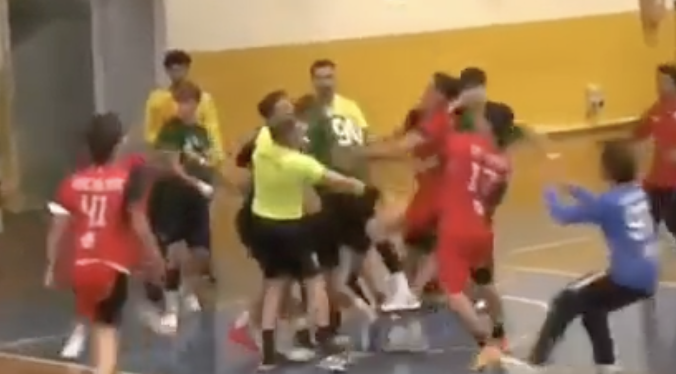 Rissa durante l’incontro di Pallamano Petrosino-Aretusa, emessi 12 Daspo ad atleti