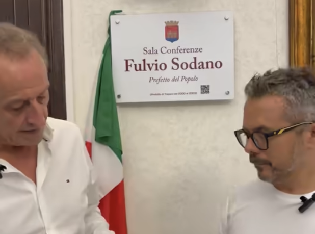 Salva un uomo chiuso in auto in coma diabetico, il sindaco di Trapani lo ‘premia’. VIDEO