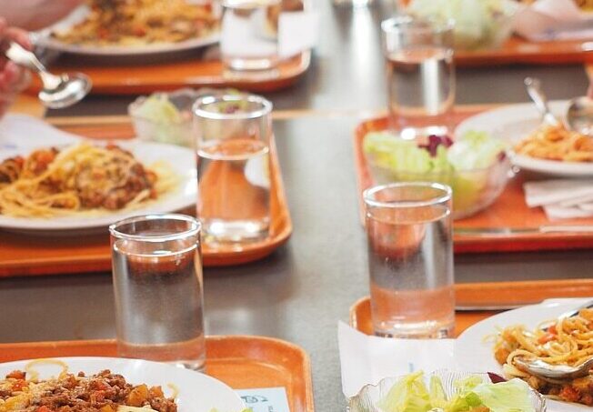 Sospesa la mensa scolastica a Calatafimi, malesseri tra gli studenti. Anche Trapani ‘trema’