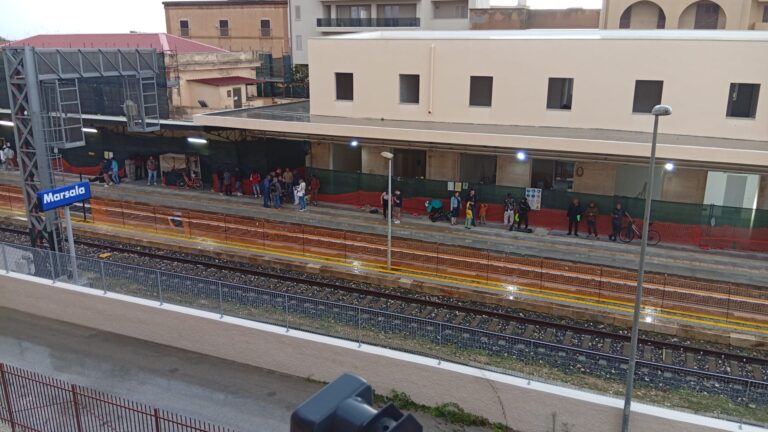 “Marsala bloccata dai passaggi a livello: disagi, ritardi e fondi persi” ￼