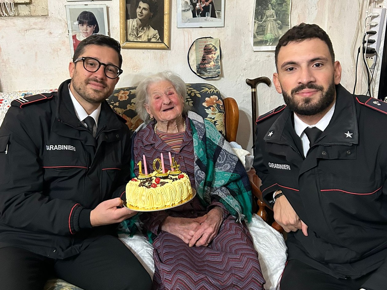 I 104 anni di zia Rosina, la festa con i Carabinieri per la più anziana egadina. VIDEO