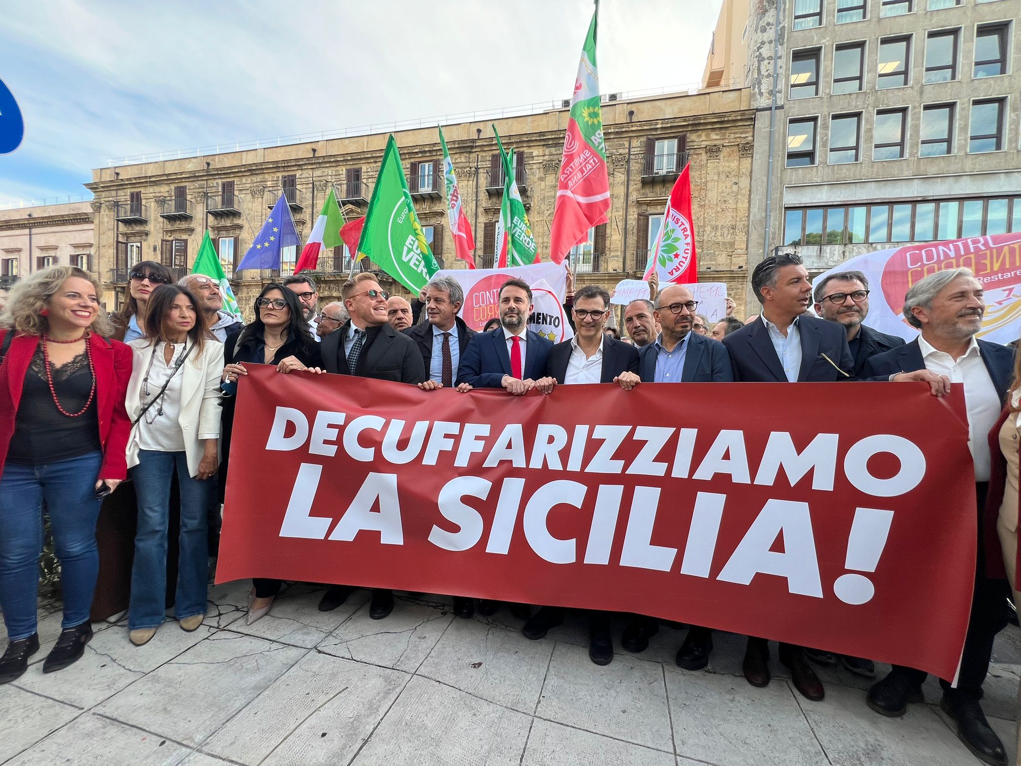 “Decuffarizziamo la Sicilia”, opposizioni in piazza a Palermo per chiedere le dimissioni di Schifani