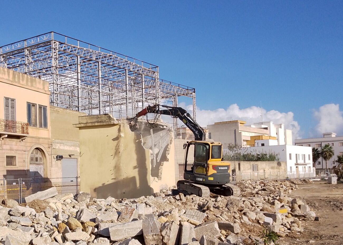 Demolita la cabina, riprendono i lavori sul Lungomare di Marsala: “Contiamo di finire entro marzo”