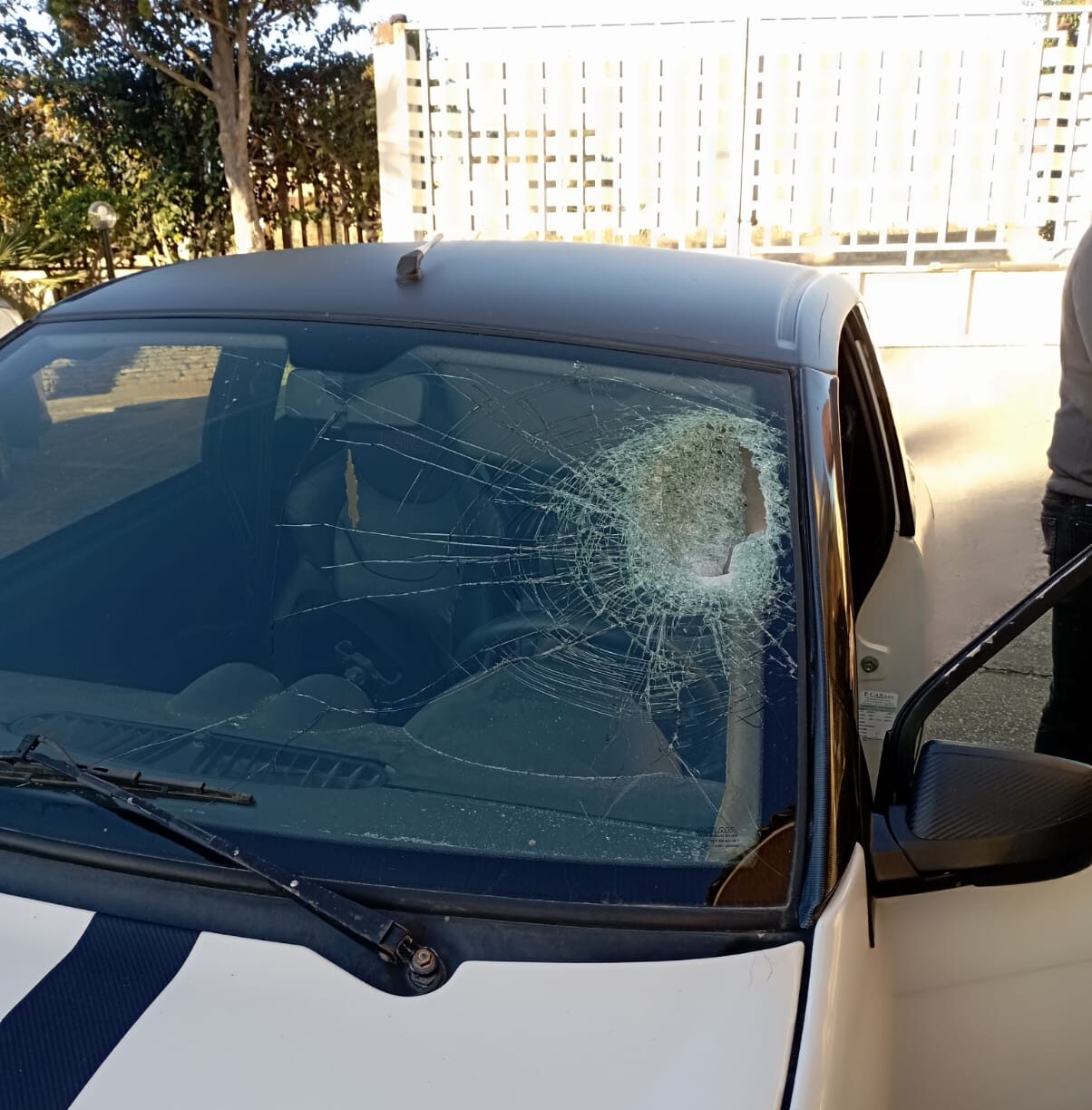 Minicar colpita da un sasso: 14enne sfiora la tragedia a Marsala