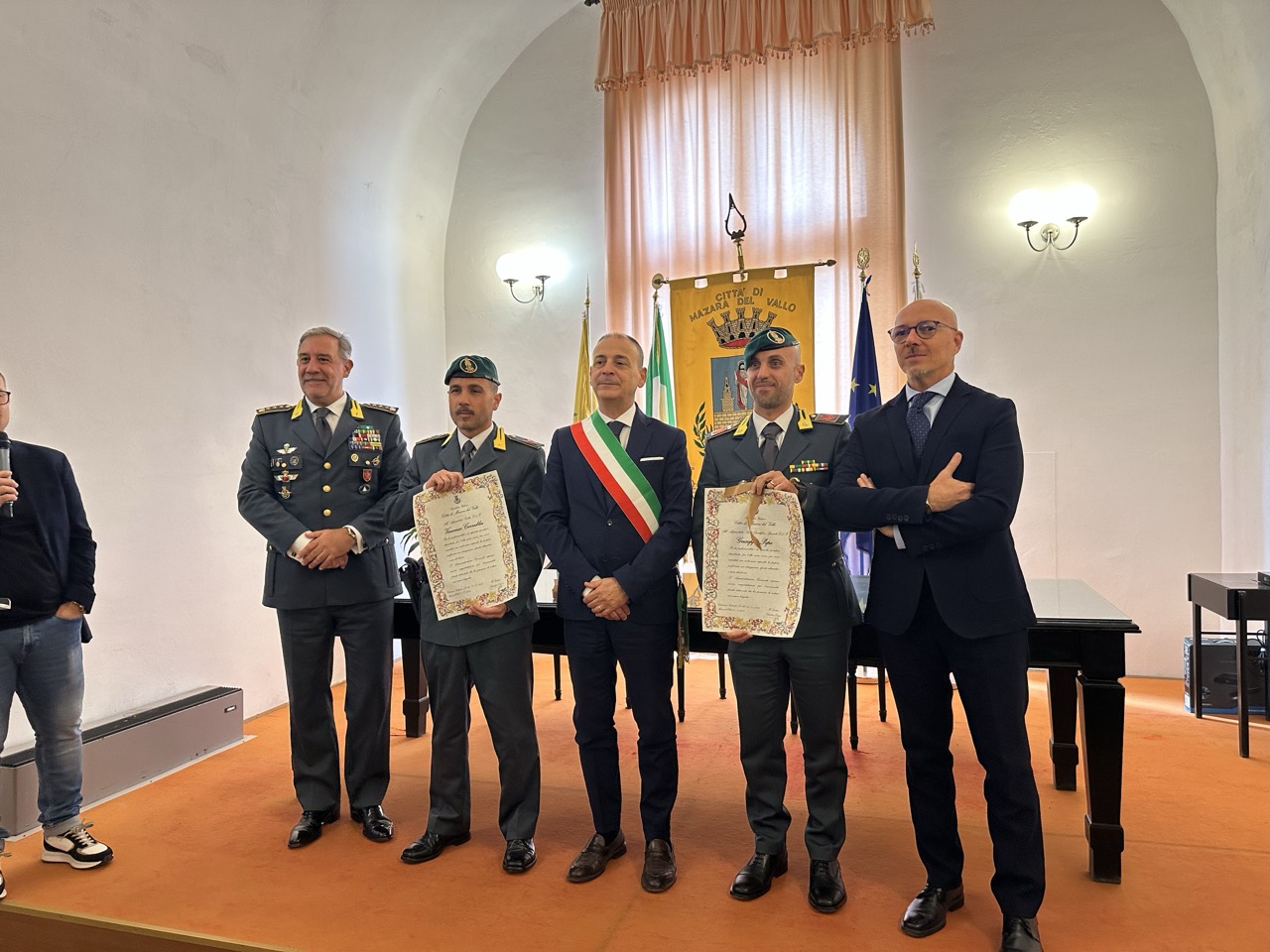 Salvarono due giovani ragazze che percorrevano la A29 contromano: encomio a due finanzieri