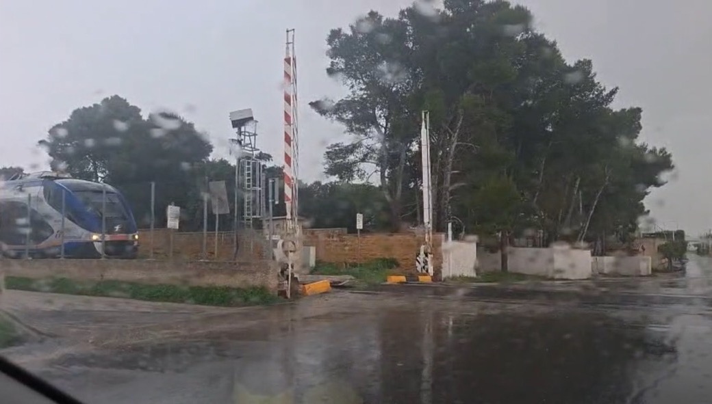 “Ho visto il treno avanzare e le sbarre aperte”: il video shock dell’automobilista mazarese