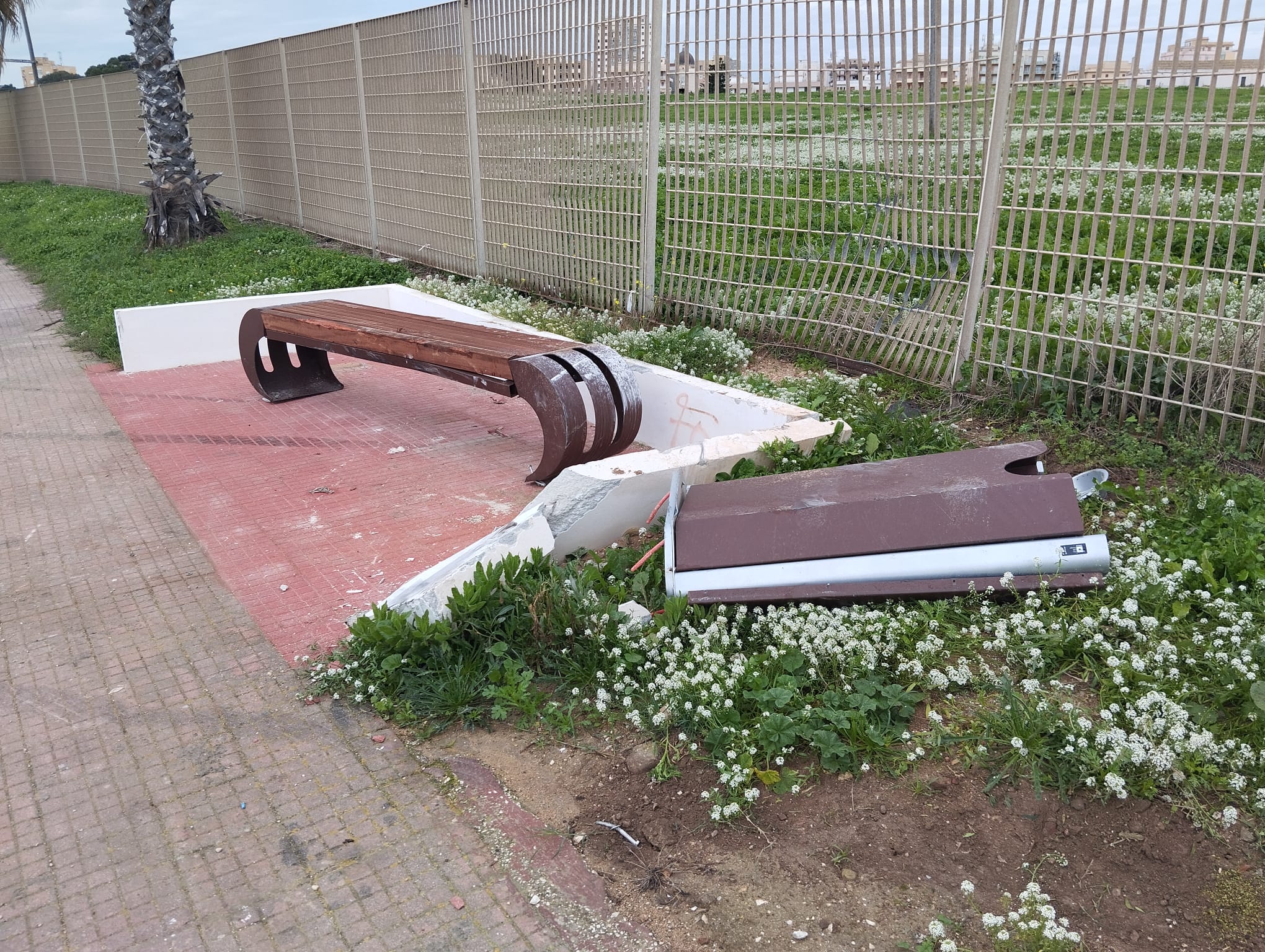 Vandali in azione al lungomare di Marsala: assaltati un portarifiuti e una panchina