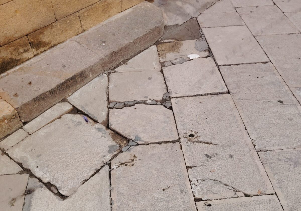 Basolato sconnesso (e pericoloso) nel centro storico di Marsala, scrive Giuseppina Passalacqua