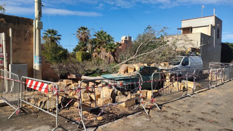 Tromba d’aria, treni fermi e sbarre aperte a Mazara del Vallo: ci sono danni. VIDEO