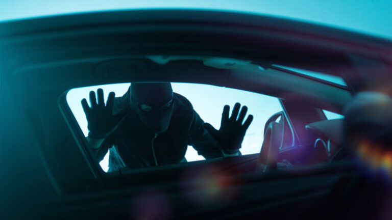 Banda dedita al furto di auto di lusso con apparecchi sofisticati, arresti anche ad Alcamo