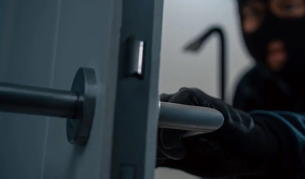 Furti in supermercati, distributori di benzina e negozi di Mazara: condannati tre giovani