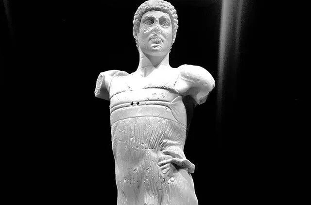 Europa del piffero: l’adolescente che non cresce