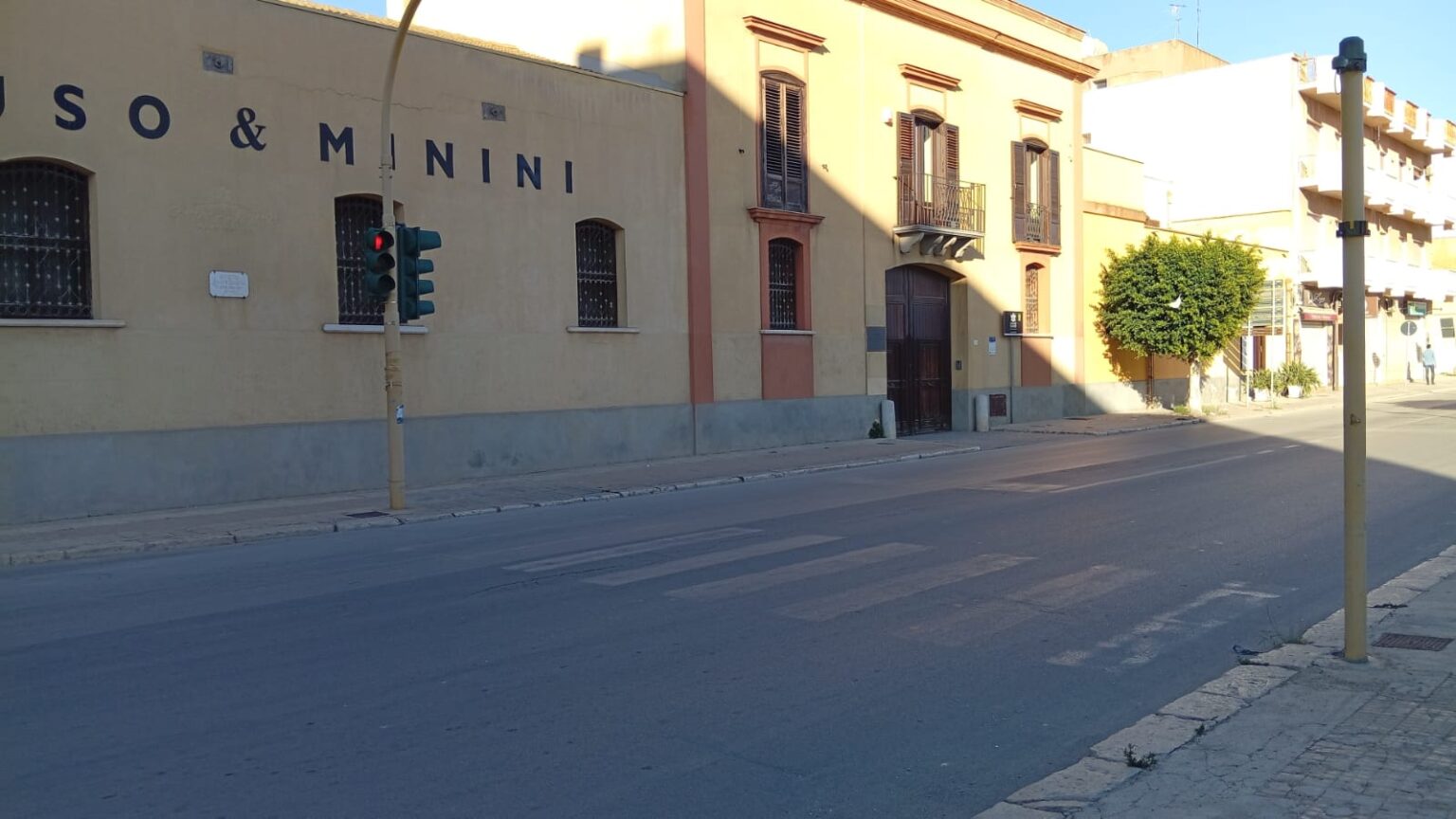 Marsala: ferma al semaforo, le puntano il coltello e la derubano