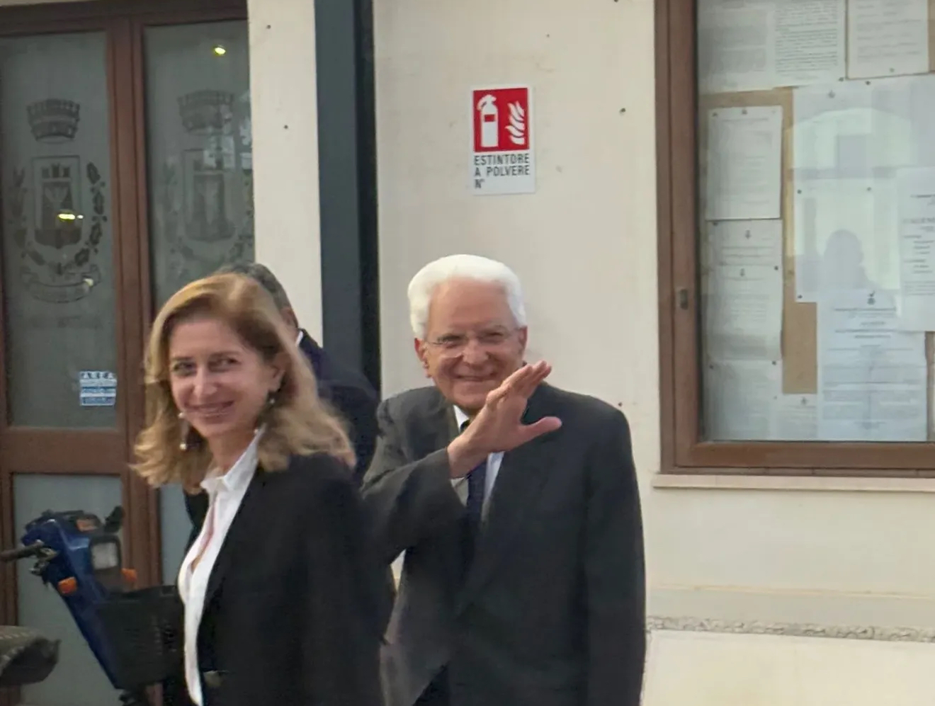 Mattarella al cimitero di Castellammare, l’omaggio privato ai familiari scomparsi