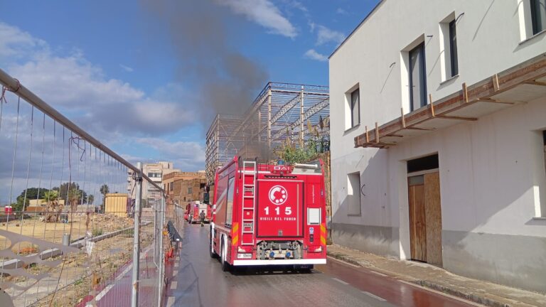 Immobile pericolante a fuoco vicino al Porto di Marsala, zona interdetta