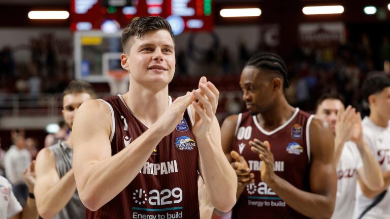 Ore calde per la Trapani Shark, i tifosi protestano. Capitan Alibegovic in bilico