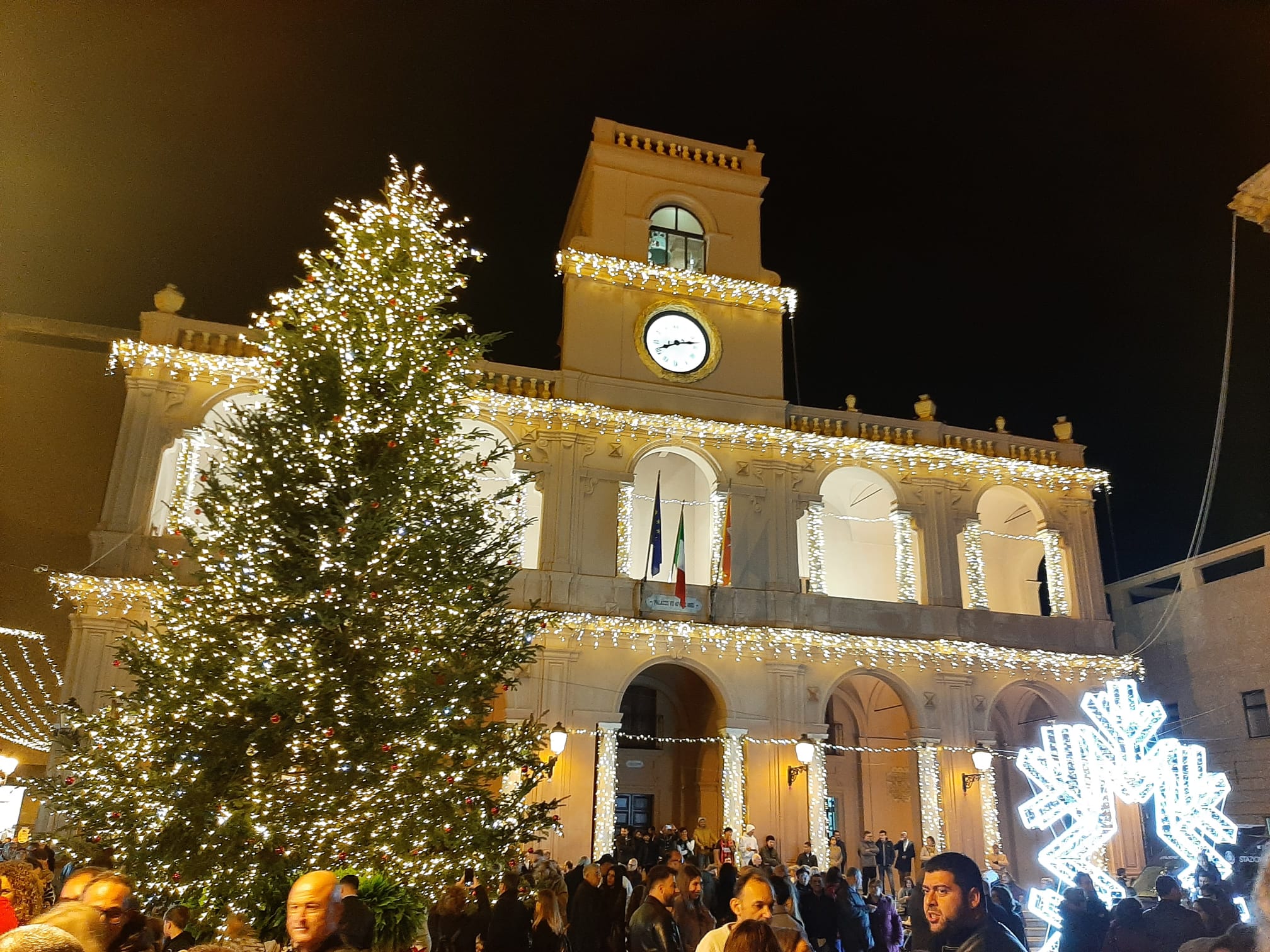 Orologio di Palazzo VII Aprile a Marsala non funziona, si cambierà la struttura del vetro