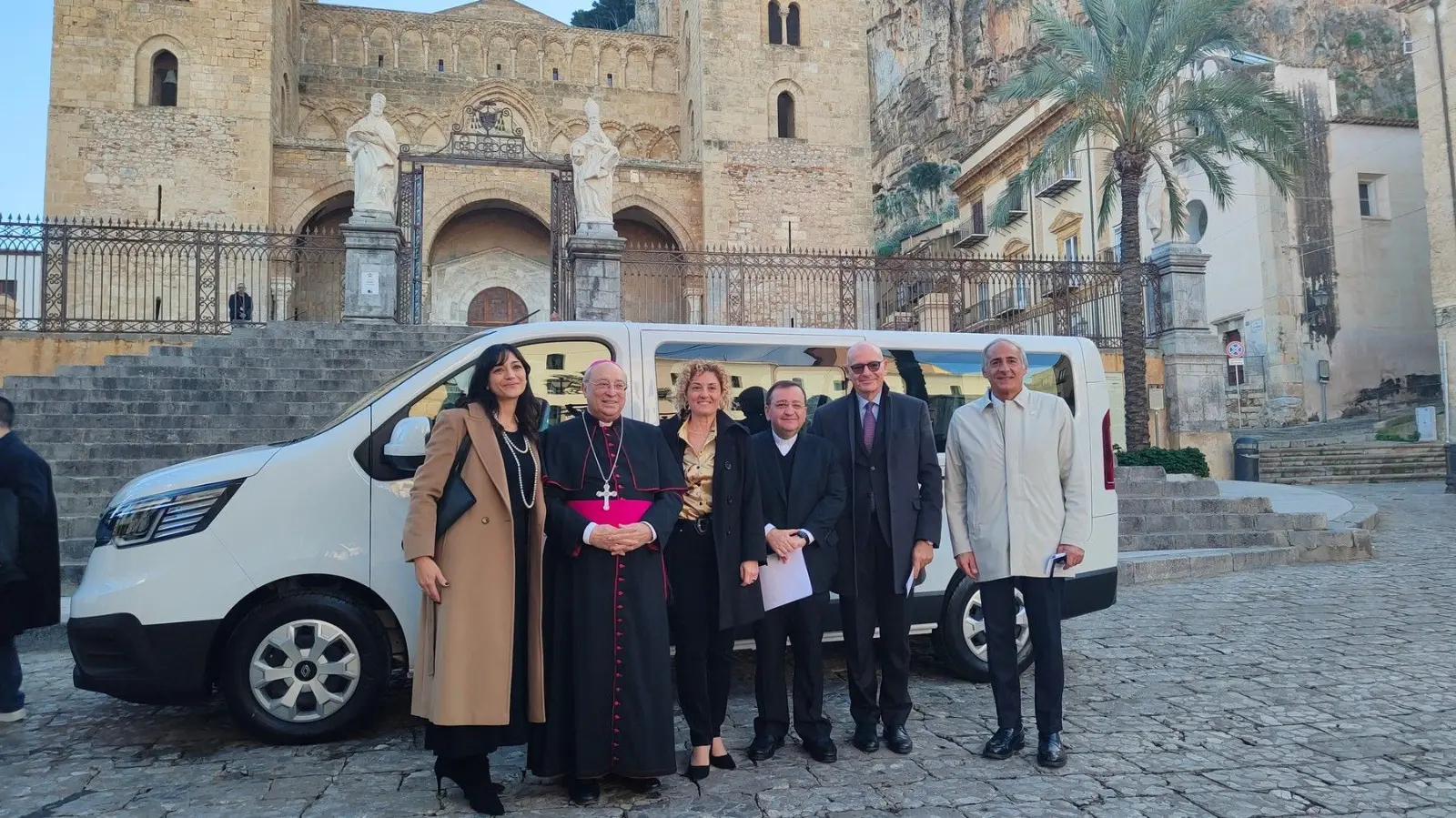 La Fondazione Regina Elena di Cefalù acquista un pulmino con il contributo di UniCredit